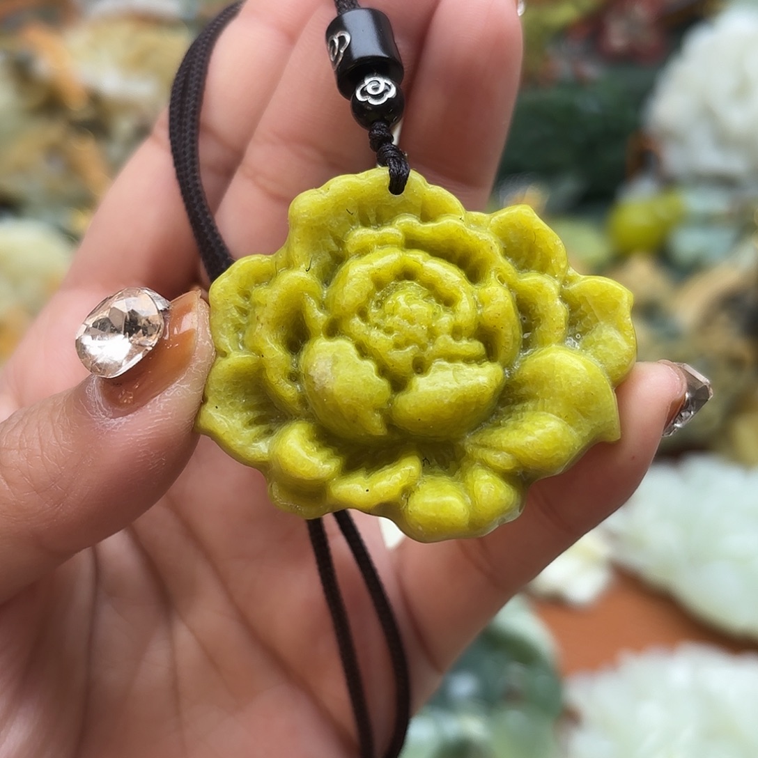 蛇纹石玉未镶嵌颈饰