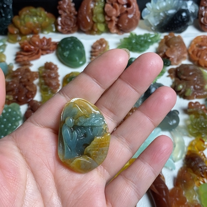 蛇纹石玉未镶嵌颈饰