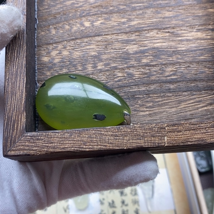 未镶嵌蛇纹石玉颈饰冠**家