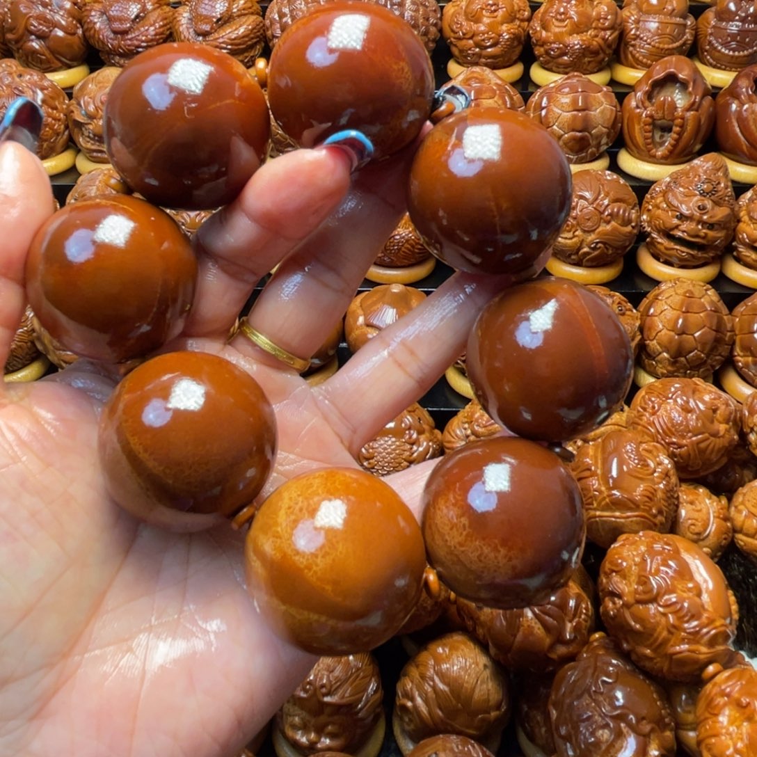 齐***大把件橄榄核橄榄球