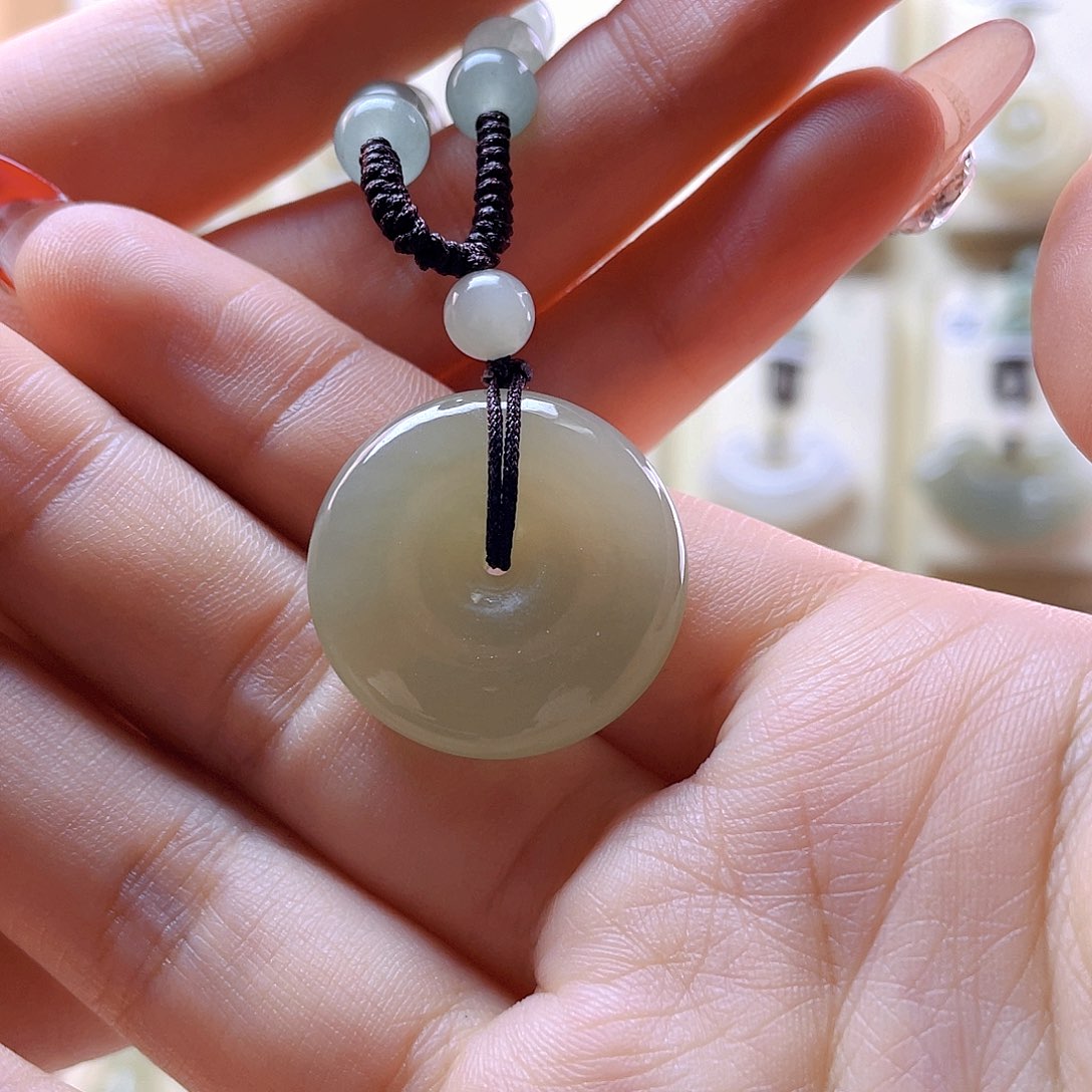 和田玉吊坠(赠链)未镶嵌快***秋