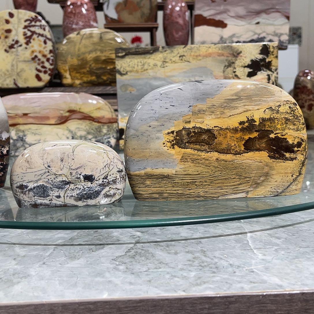 广西石深*龙国画石摆件