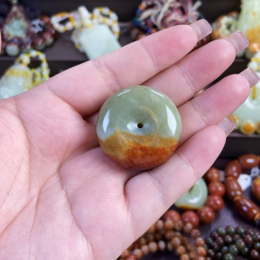 何***爷透闪石质玉未镶嵌颈饰