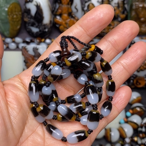 貌***河和田玉未镶嵌颈饰