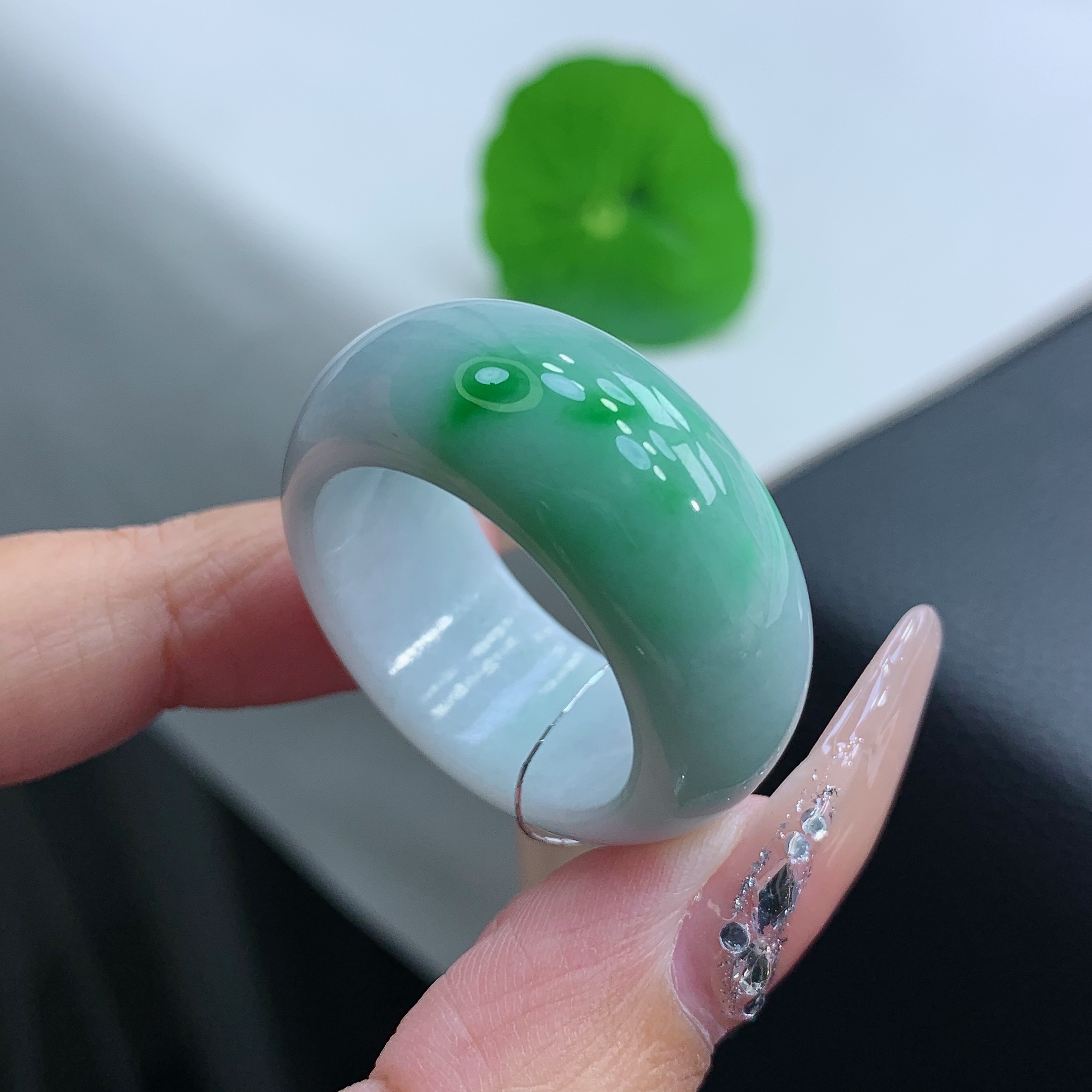 29-30号 缅甸天然A货 白底青飘阳绿轮胎扳指大圈口 22.1-12.6-5.3