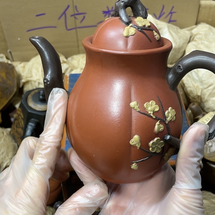 茶壶紫砂原矿泥料，手工制作的一把紫砂壶。