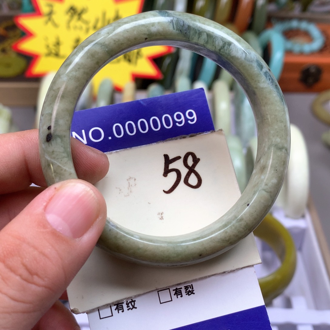 蛇纹石玉手镯未镶嵌