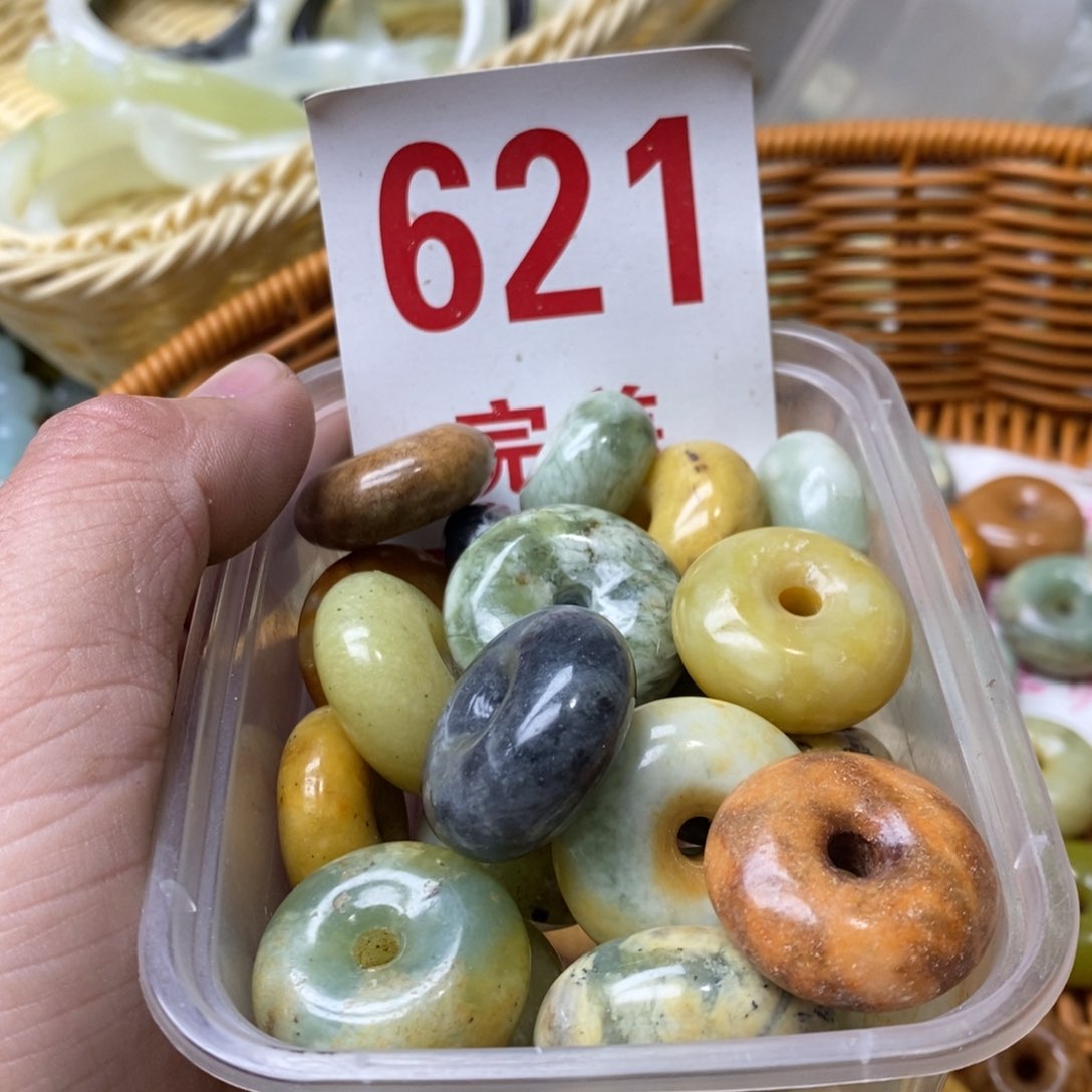 蛇纹石玉挂坠未镶嵌