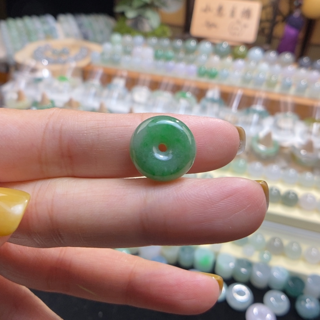 翡翠未镶嵌颈饰辣绿