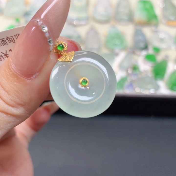 颈饰18K金镶嵌翡翠