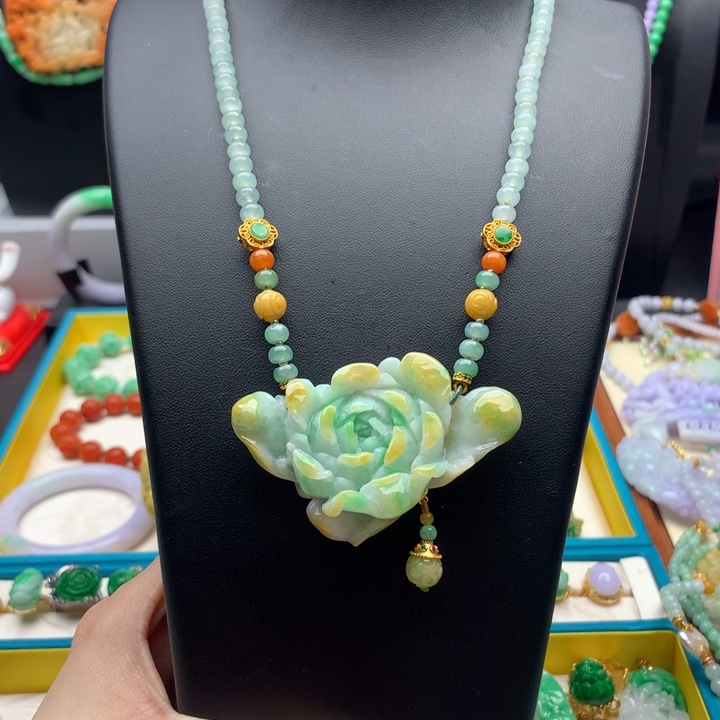 翡翠颈饰未镶嵌黄绿花