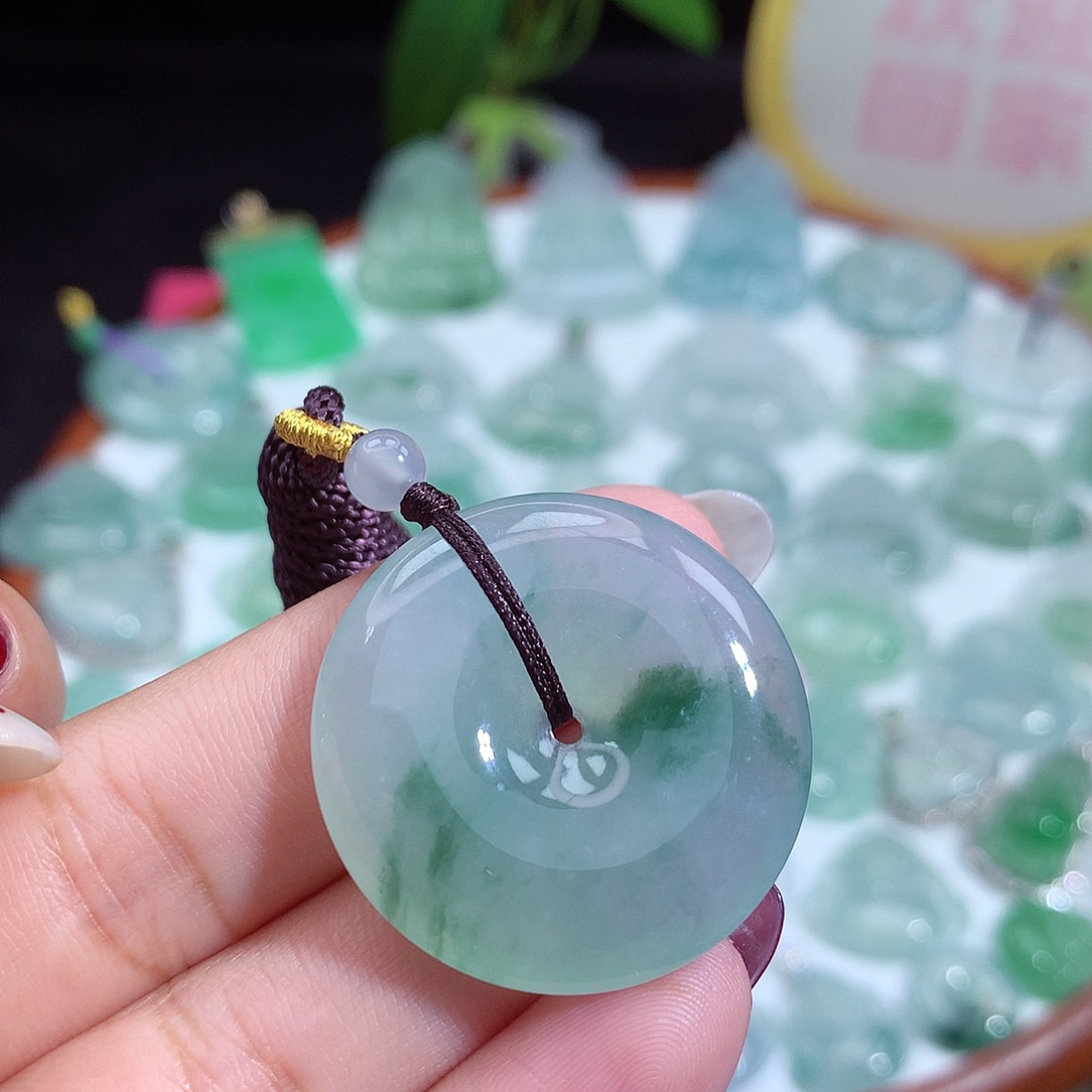 翡翠未镶嵌颈饰平安