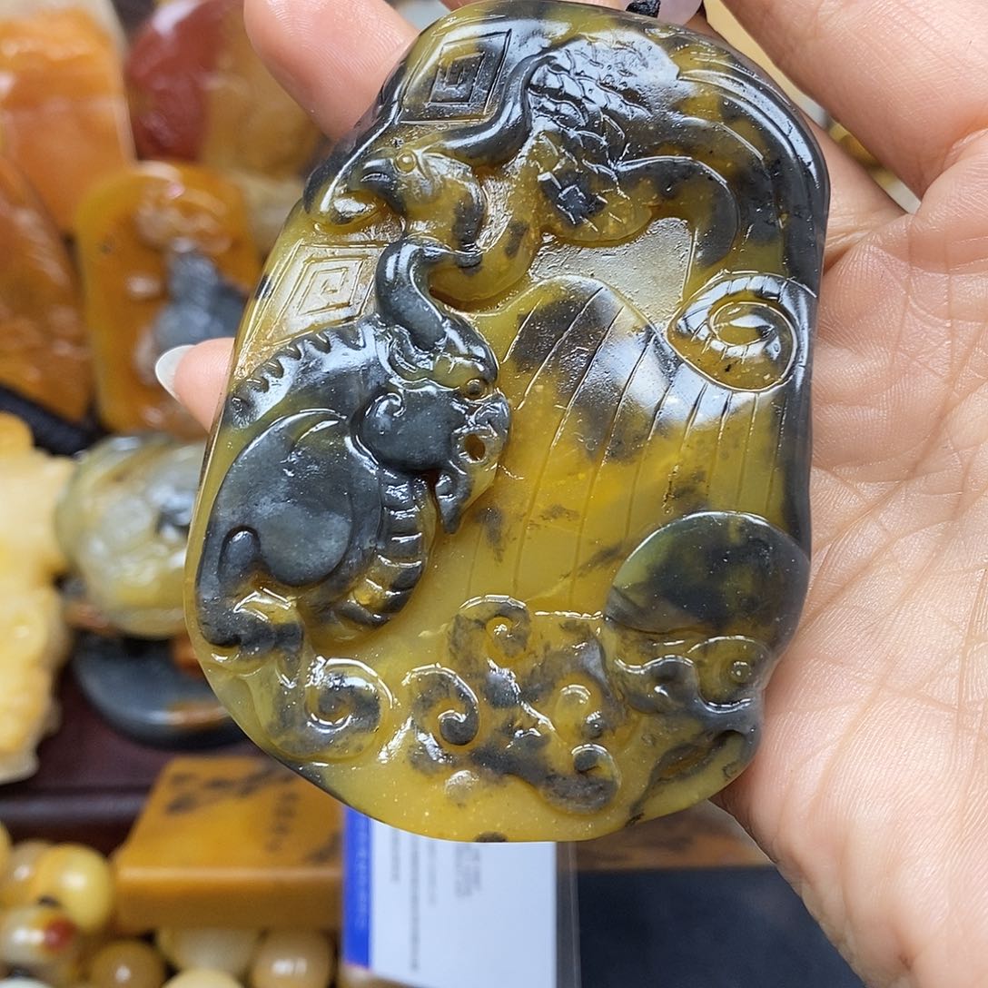 石英质玉（黄龙玉）颈饰未镶嵌