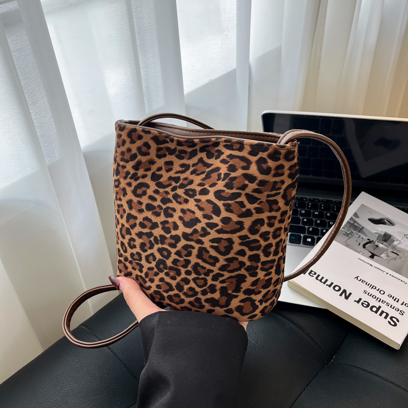 时尚豹纹小托特包2025新款女包软皮潮流欧美腋下包斜挎包
