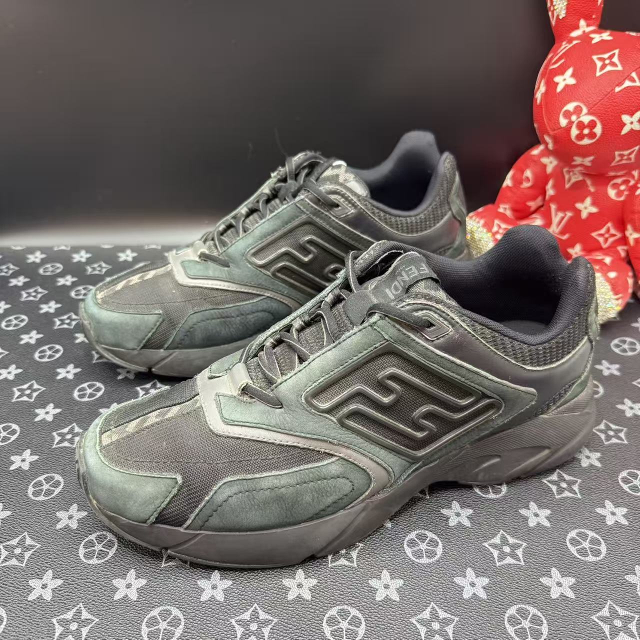 95新 FENDI/芬迪 黑绿网面休闲时尚舒适户外运动鞋42欧码ddm3286