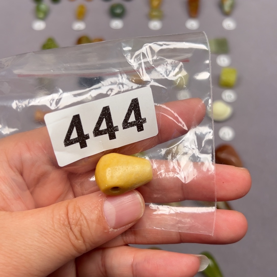 未镶嵌蛇纹石玉颈饰?****盗微瑕不退不换