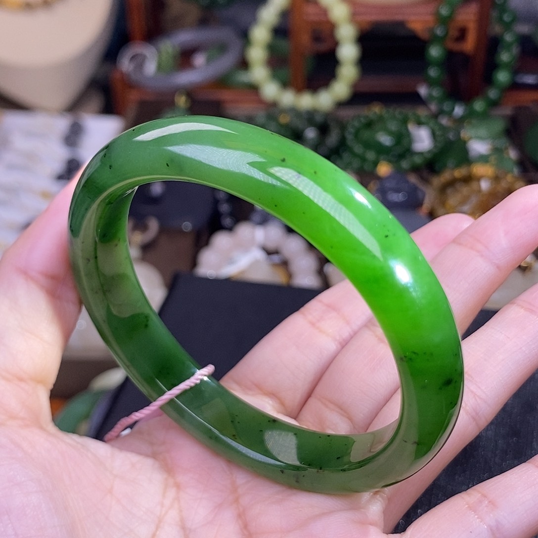 和田玉57 阳绿碧玉脂膏级手镯清货价未镶嵌