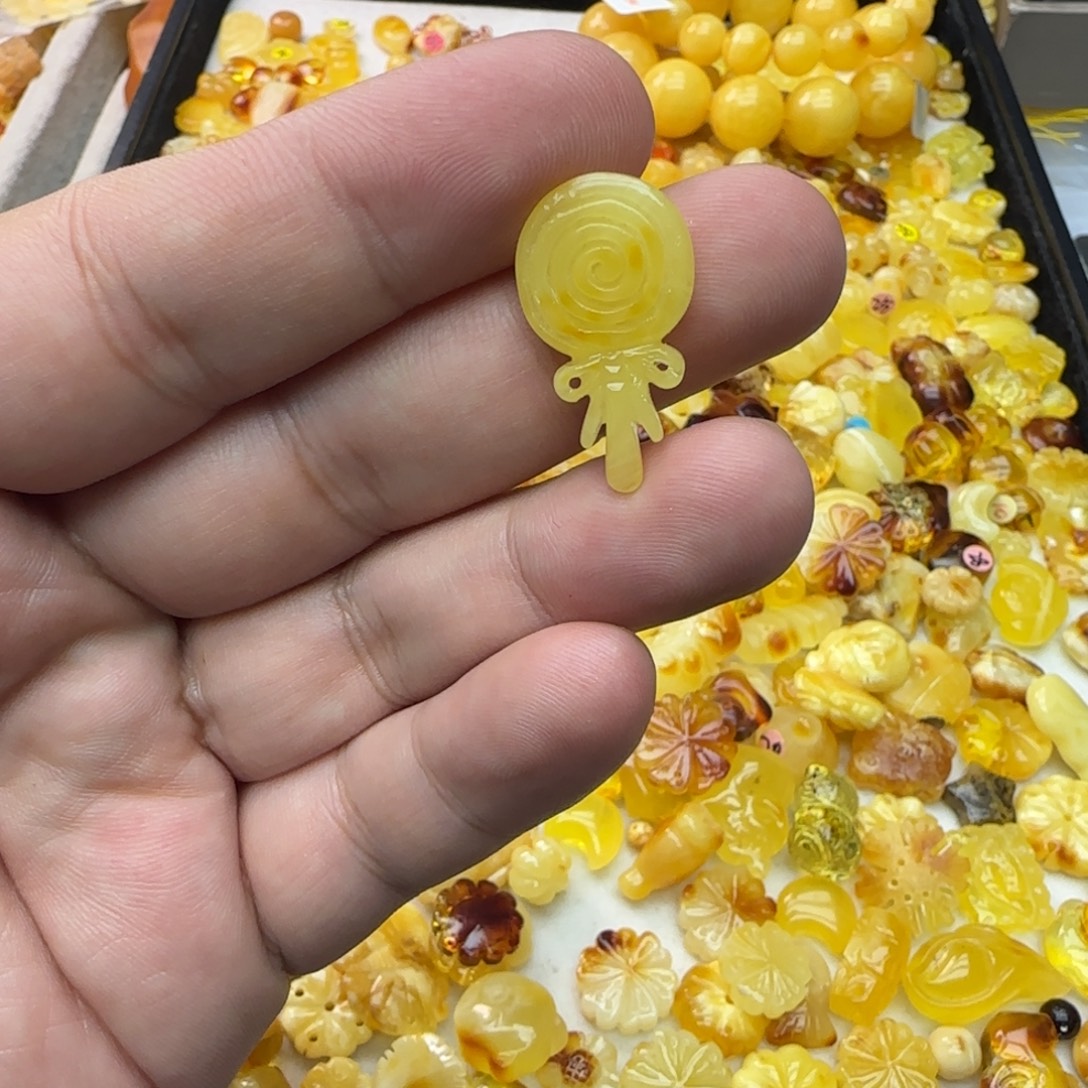 靖***琥珀未镶嵌裸石0.75克