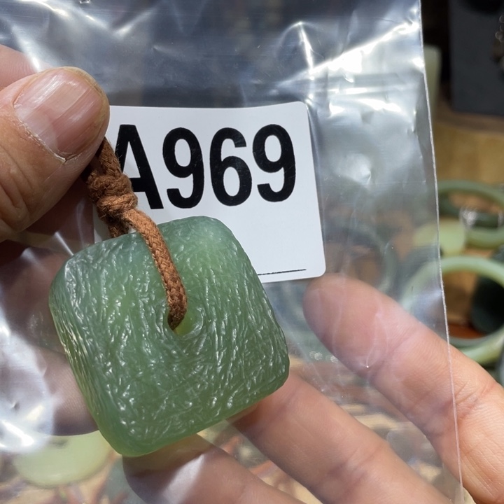 蛇纹石玉未镶嵌颈饰鱼***鱼