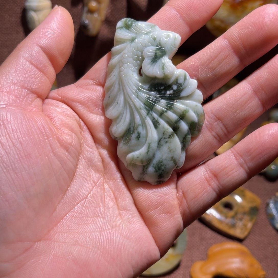 蛇纹石玉未镶嵌颈饰