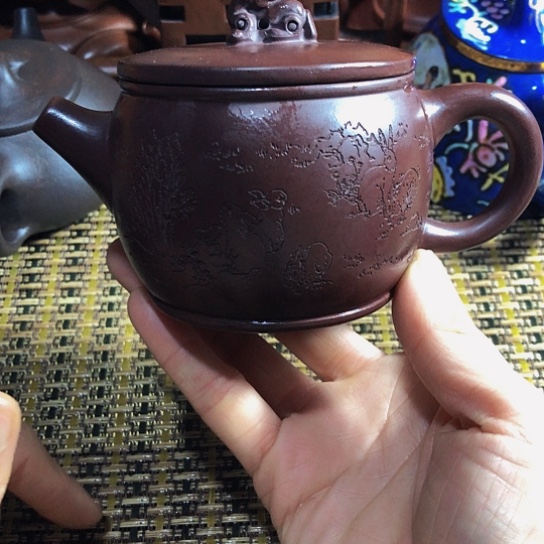 紫砂茶壶原矿泥料手工制作的紫砂壶。