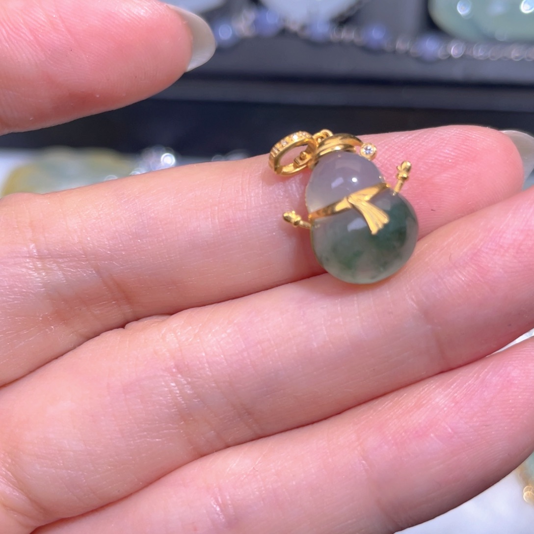 颈饰18K金镶嵌翡翠翡翠