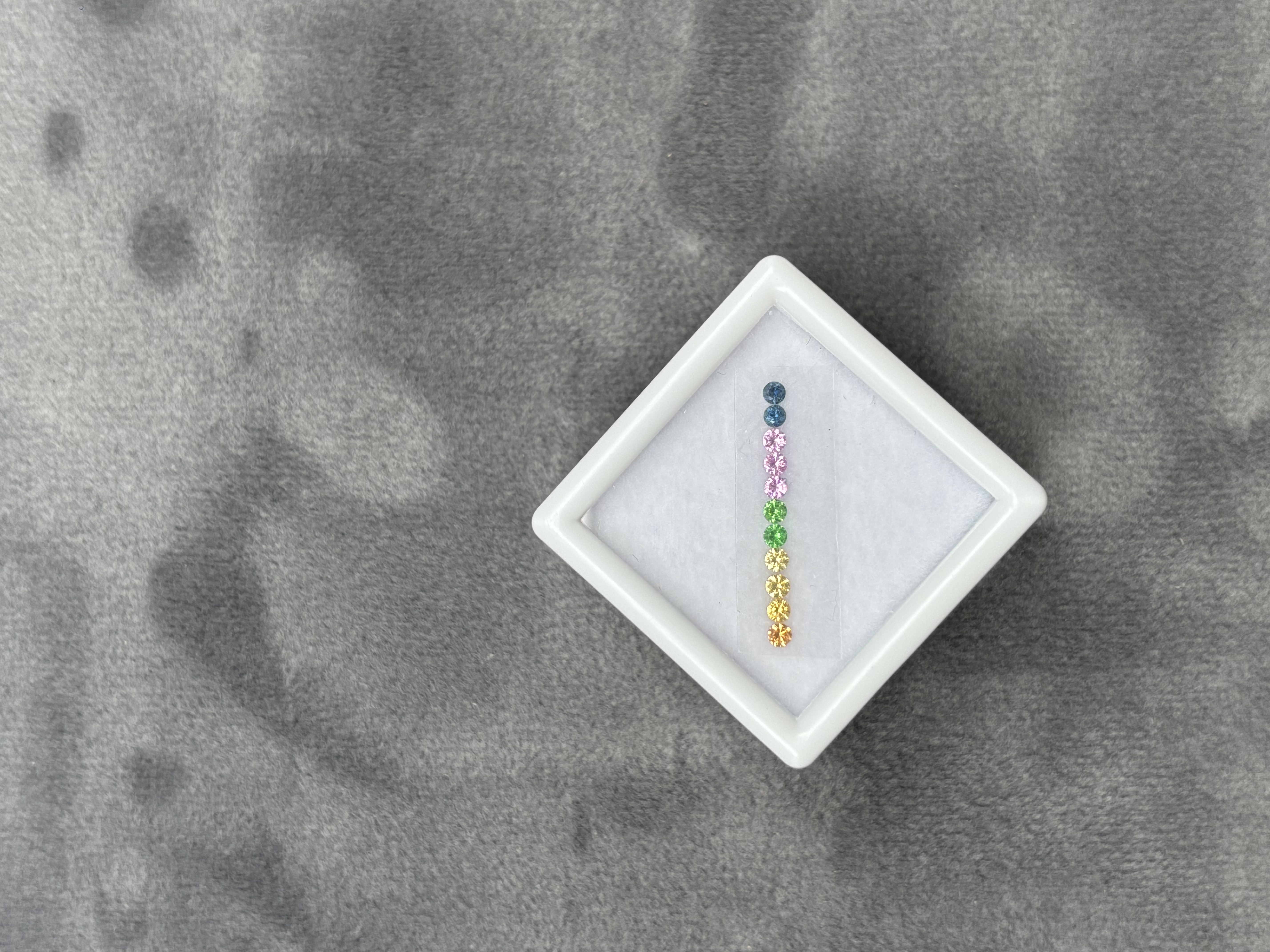 彩色蓝宝石和沙弗莱彩虹0.3CT