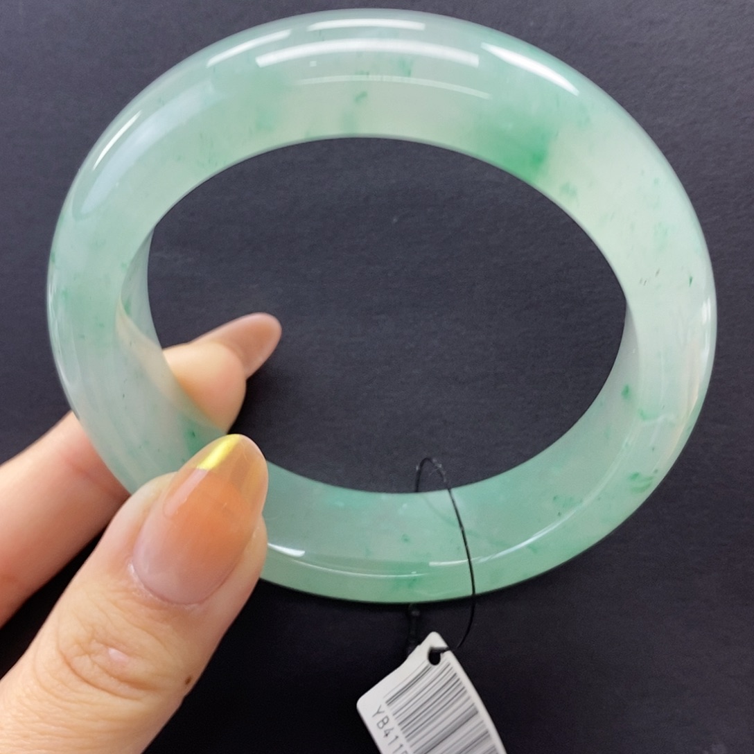 石英质玉手镯未镶嵌昔****?