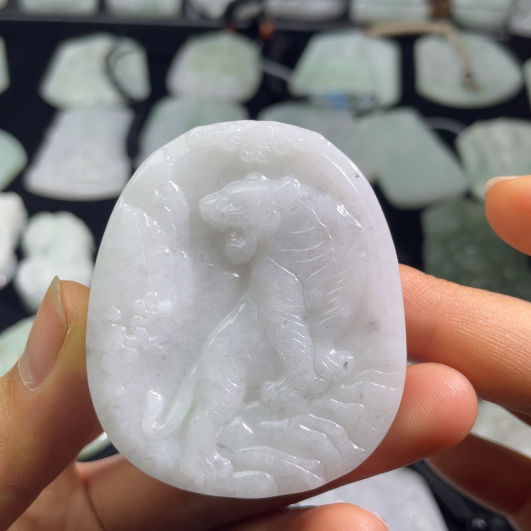 翡翠未镶嵌颈饰虎牌