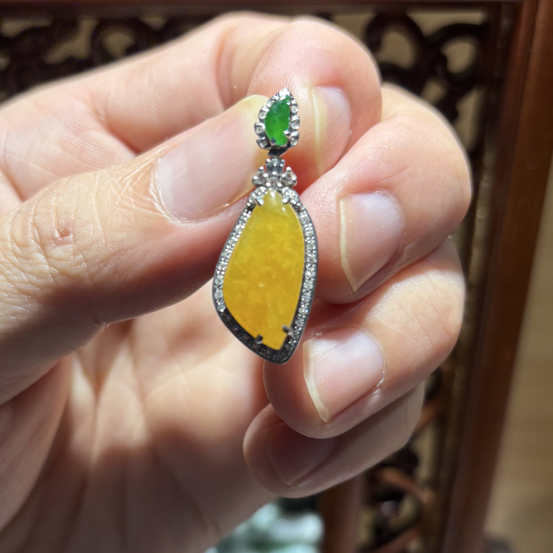 十八K金镶嵌缅甸A货黄翡翠吊坠