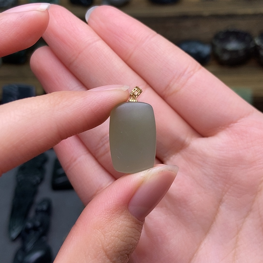 颈饰18K金镶嵌和田玉小*峰