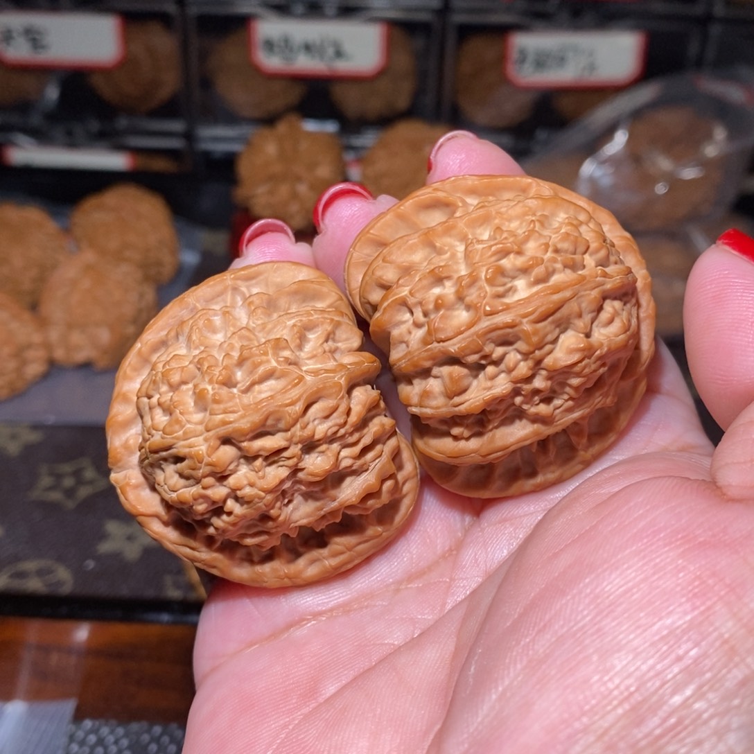 朋***聚把件文玩核桃三角白