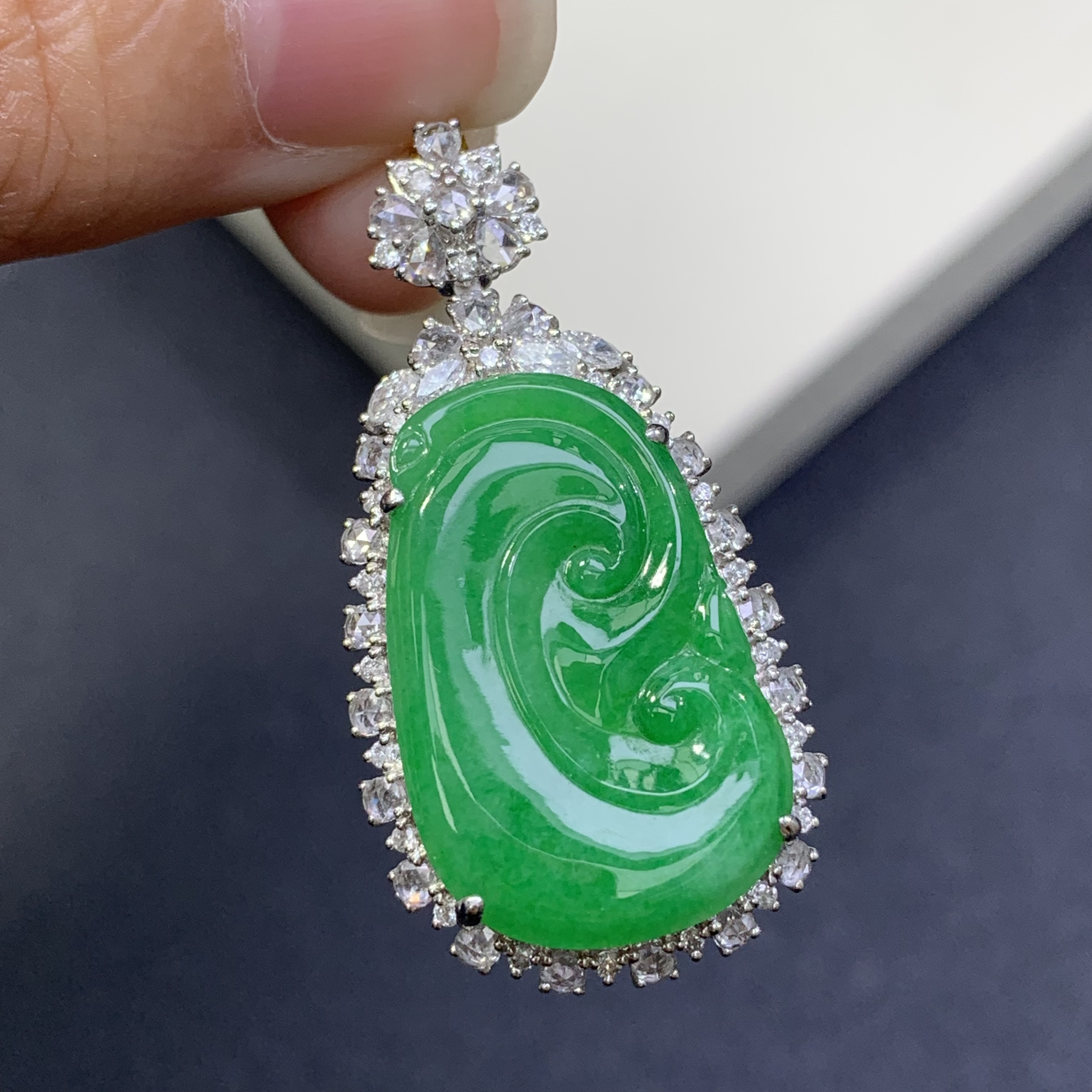 新品推荐·18K金浓阳绿如意缅A翡翠玉石吊坠气质精致绿色轻奢