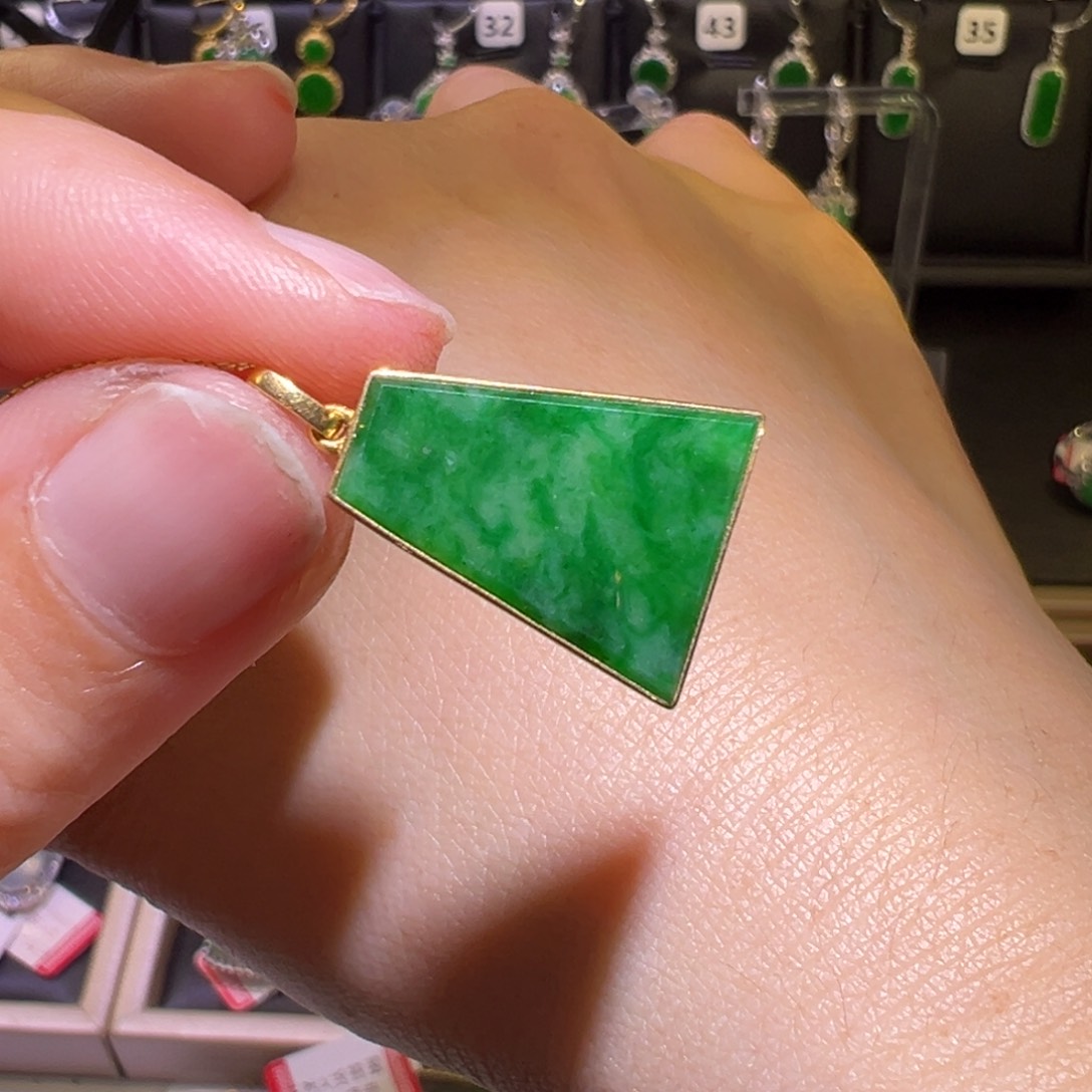 翡翠18K金镶嵌颈饰吊坠