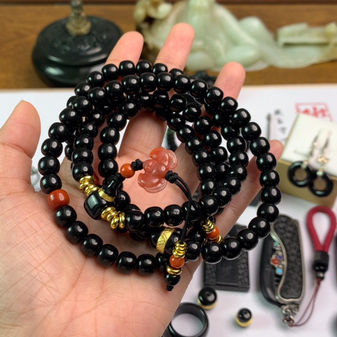 祸***邪和田玉未镶嵌颈饰