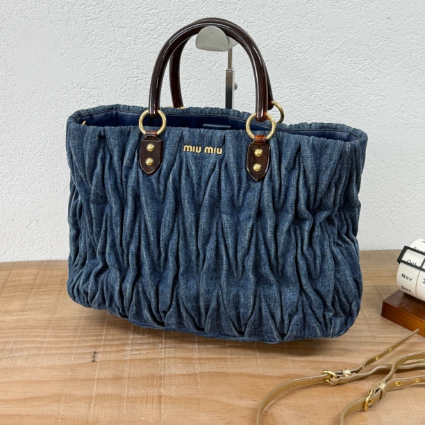 95新 MIU MIU/缪缪 牛仔褶皱托特玳瑁手提斜挎包