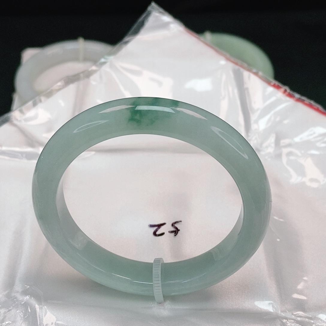 翡翠手镯未镶嵌泥鳅背