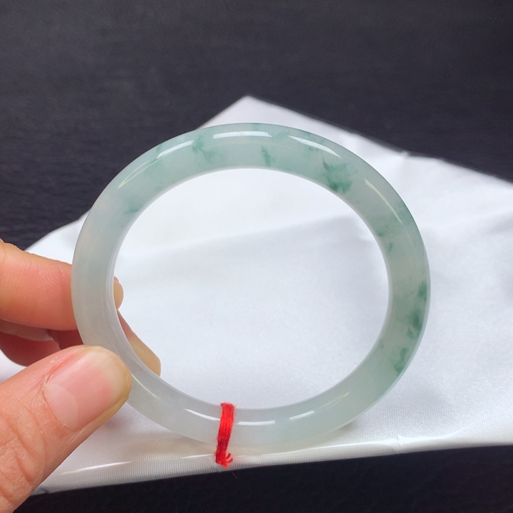 翡翠手镯（圆镯）未镶嵌53圈