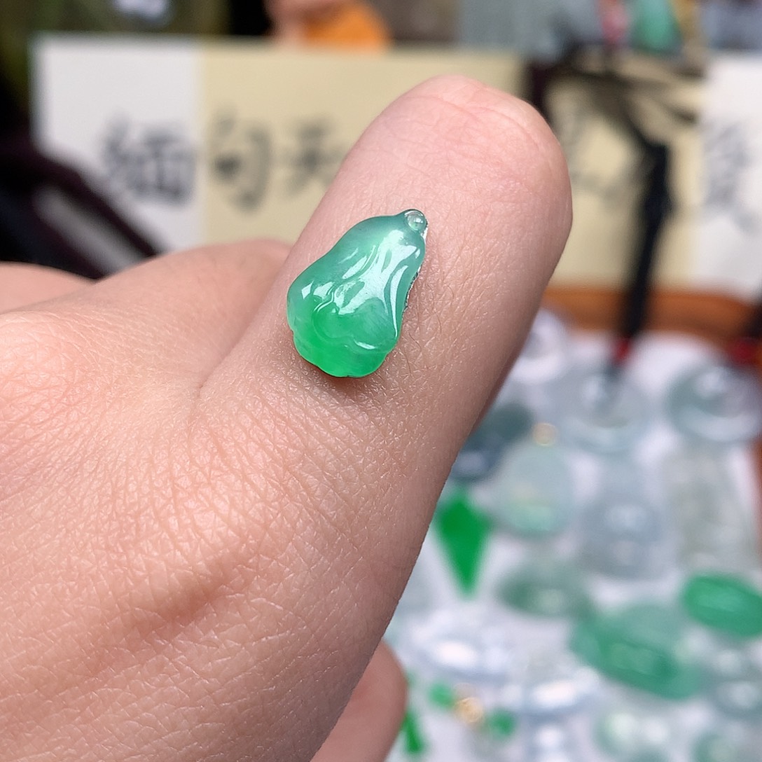 翡翠裸石缅甸天然A货翡翠阳绿白菜