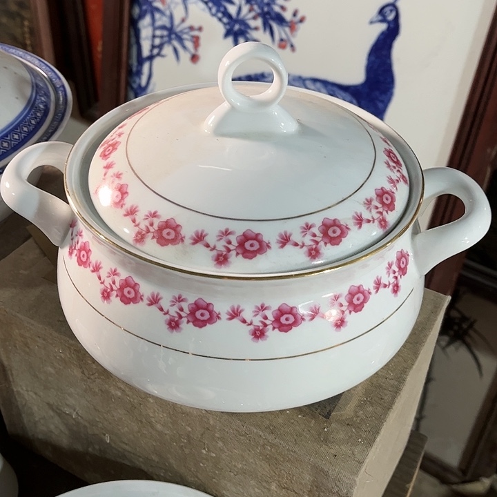 瓷片景德镇陶瓷品锅。