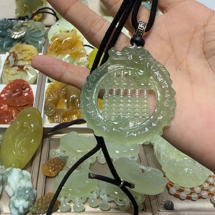 蛇纹石玉吊坠未镶嵌