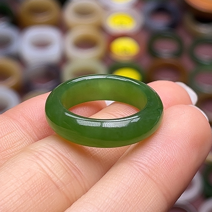 和田玉未镶嵌戒指18.2俄7阳绿色标