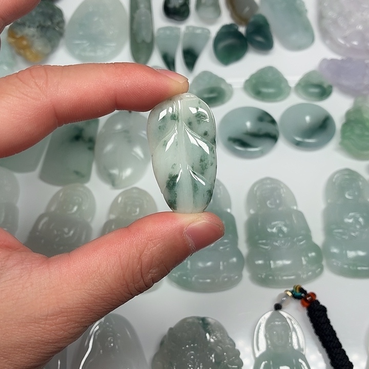 翡翠未镶嵌颈饰飘花叶子