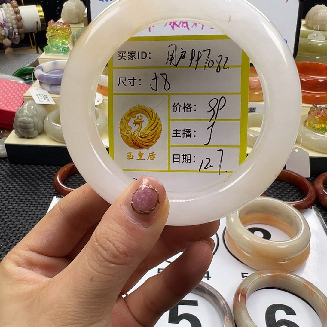 用***8石英质玉未镶嵌手镯