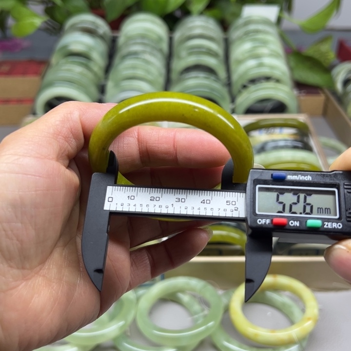 蛇纹石玉未镶嵌手镯1