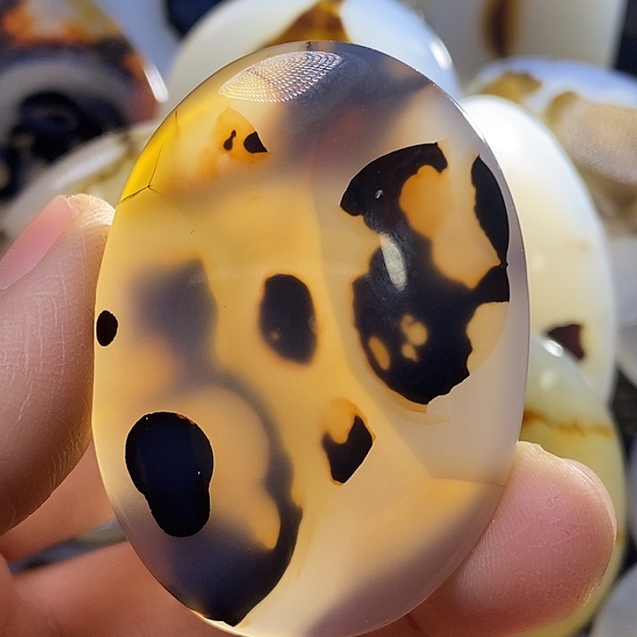 未镶嵌颈饰玛瑙/玉髓光****?