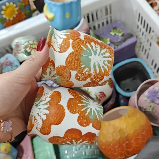 当场拍满15元发货不凑不发，花盆盆口不方不圆有针孔黑点是正常的，