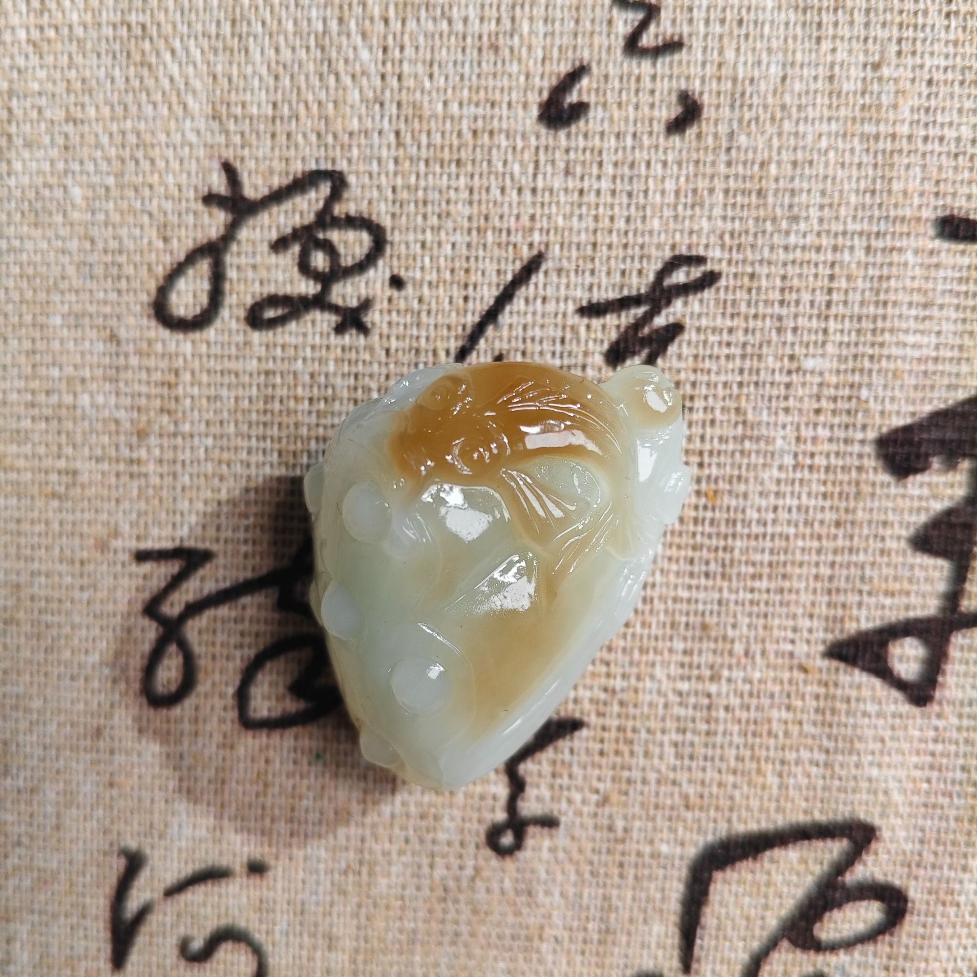 和田玉糖料挂件-莲蓬鱼