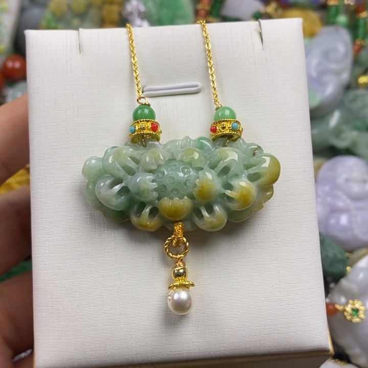 翡翠未镶嵌吊坠(赠链)