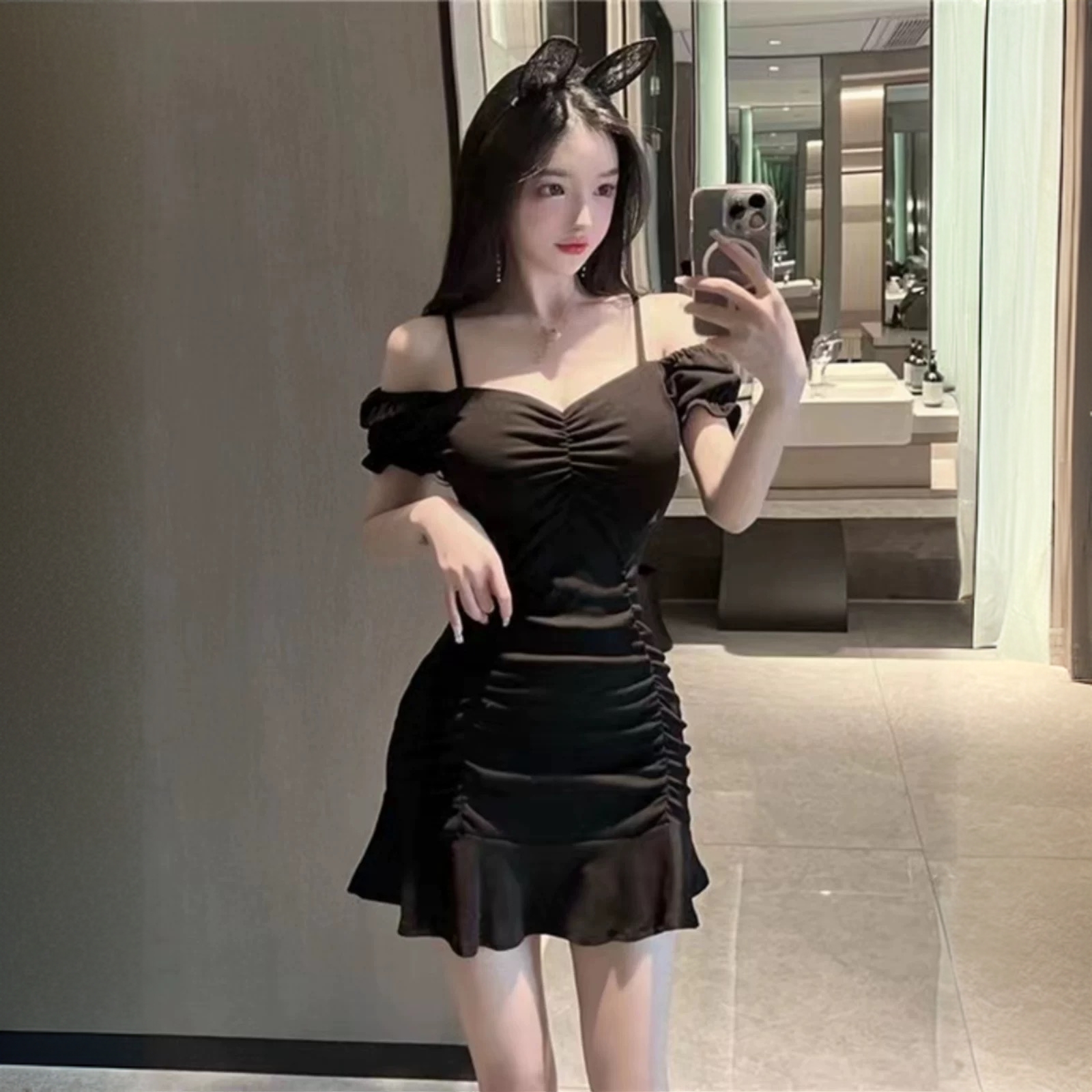 黑色紧身短款辣妹一字肩法式小黑裙夏季小个子性感气质显瘦连衣裙